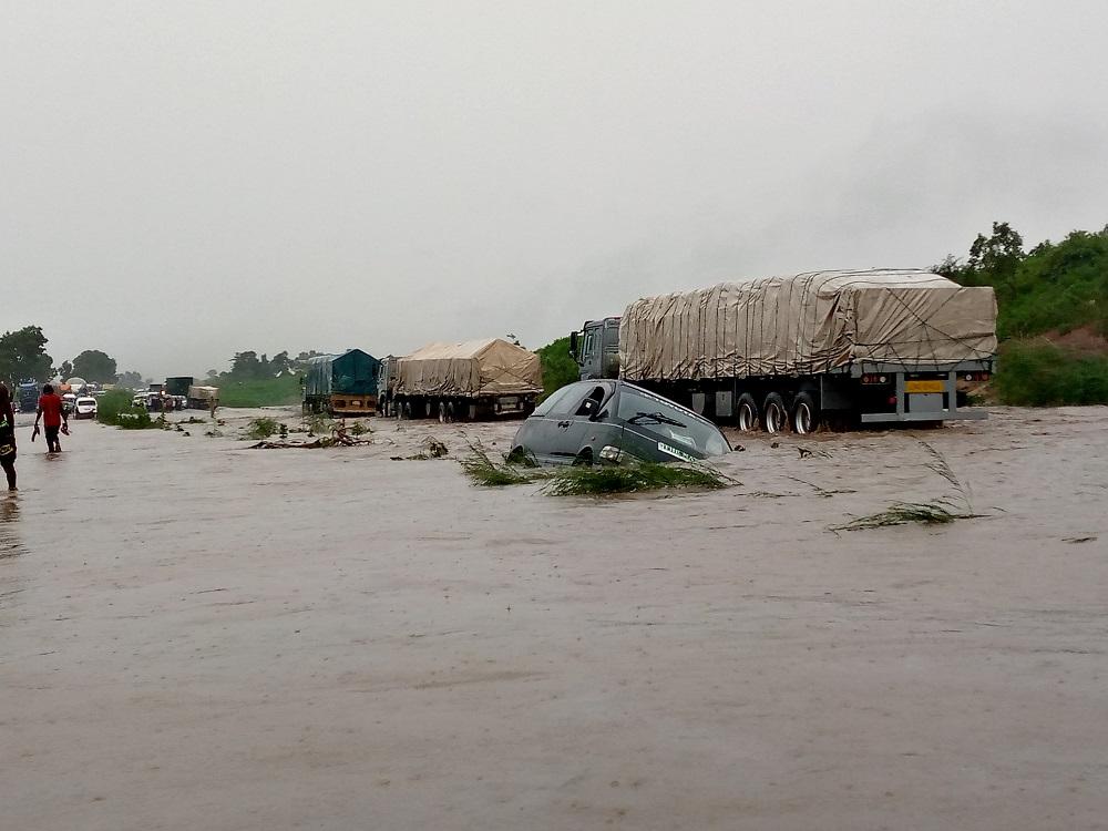You are currently viewing Abuja-Lokoja road- Cars and travellers trapped as flood takes over.