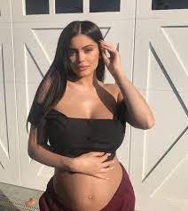 Read more about the article Kylie Jenner: Reality star confirms she is expecting second baby with rapper Travis Scott
