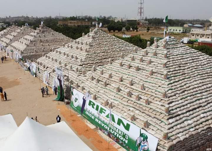 You are currently viewing Bags of rice are seen at the launch of rice pyramids in Abuja, Nigeria.