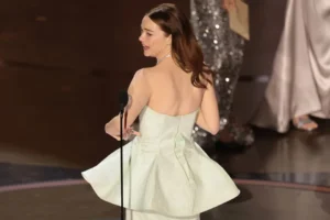 Read more about the article Emma Stone Deals with Wardrobe Malfunction During Oscars Acceptance Speech