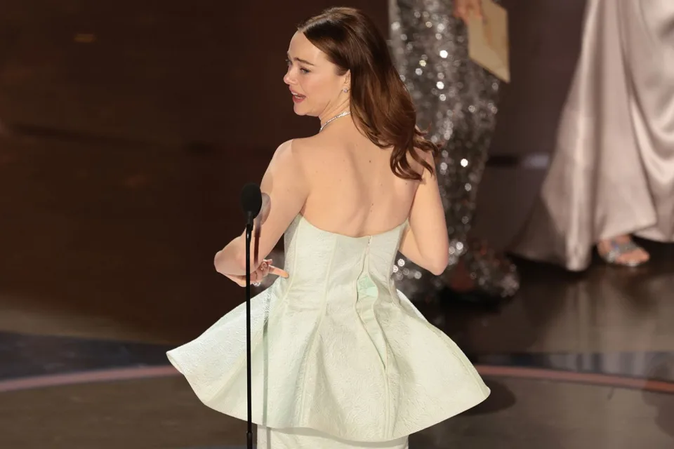 You are currently viewing Emma Stone Deals with Wardrobe Malfunction During Oscars Acceptance Speech