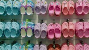 Read more about the article Crocs Secures Global Fashion Domination, Tops Brand Popularity Charts