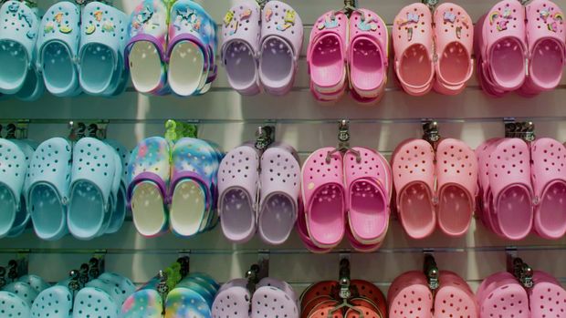 You are currently viewing Crocs Secures Global Fashion Domination, Tops Brand Popularity Charts